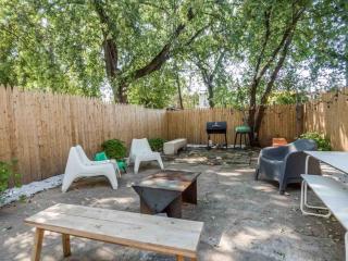 Spacious 3-BR Stay Quick NYC Access & Parking THE VIC - 1