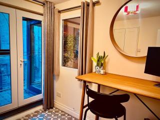Modern Dublin City Centre Apt Balcony & King Bed - 7