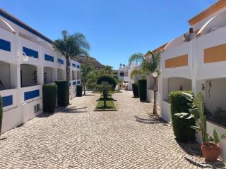 LUZ BEACH APT CONDO, BALCONY & POOLs - 4