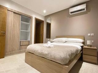 Luxurious City Getaway - Free Private Cook & Airport Pickup, 5 Min Walk to CHU - 9