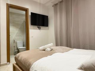 Luxurious City Getaway - Free Private Cook & Airport Pickup, 5 Min Walk to CHU - 1