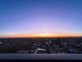 Highrise Luxury Penthouse with City Ocean Mountain View - 3