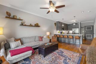 Only 4 Miles to Broadway with Free Parking and TVs in Bedrooms - 4