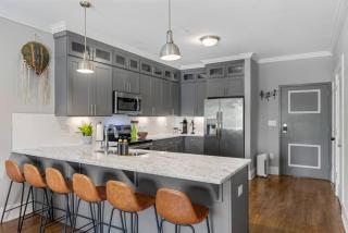 Only 4 Miles to Broadway with Free Parking and TVs in Bedrooms - 3