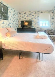 Your Home Away from Home Sleeps 12 Fully Equipped - Youngstown - 2