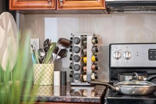 New Modern Apt in Chinatown Parking Available - 2