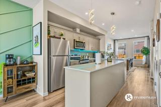 Near Calgary Airport Stylish House with Central AC King Bed Sleeps 6 - 8