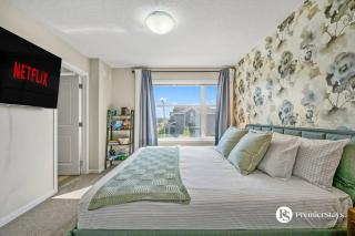 Near Calgary Airport Stylish House with Central AC King Bed Sleeps 6 - 9