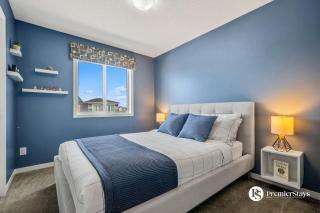 Near Calgary Airport Stylish House with Central AC King Bed Sleeps 6 - 6