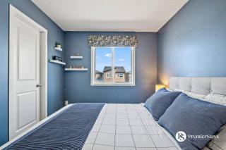 Near Calgary Airport Stylish House with Central AC King Bed Sleeps 6 - 4