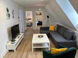 Modern Stay-Walk to Everything 6 - Whitton - 0