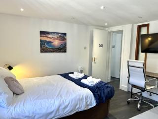 Queens Place - 3 Bedroom Apartment - 6