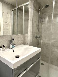 Queens Place - 3 Bedroom Apartment - 2