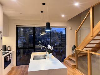 Modern Port Melbourne 3b3b Townhouse and Parking - 4
