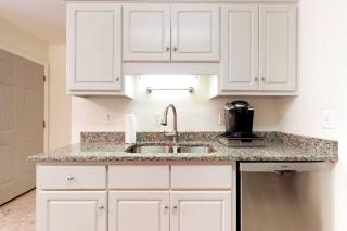 Pet Friendly condo, walk to the Masters - 9