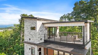 Cozy cabin retreat w Hot Tub & Rooftop Deck near Dollywood - 1