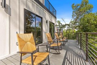 Cozy cabin retreat w Hot Tub & Rooftop Deck near Dollywood - 4