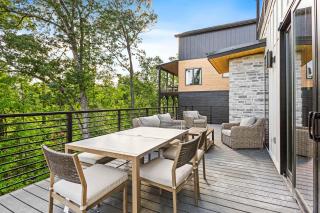 Cozy cabin retreat w Hot Tub & Rooftop Deck near Dollywood - 3