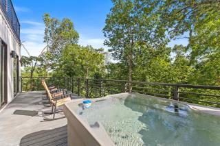 Cozy cabin retreat w Hot Tub & Rooftop Deck near Dollywood - 8