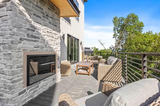 Cozy cabin retreat w Hot Tub & Rooftop Deck near Dollywood - 9