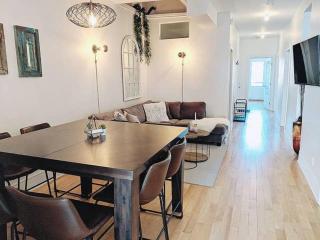 MTL Rentals Zone - Huge Montreal Stay - 10 Bedrooms and Patio - Sleeps 30 - 3