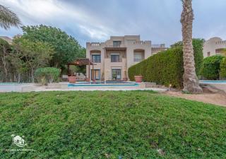 Stylish 4-Bedroom Villa with a Pool & Lagoon Access - 0