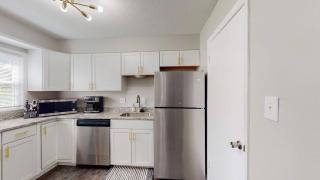 stylish townhome, sleeps 8, pet friendly - Kennelworth - 8