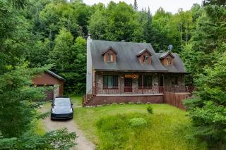 Le Bûcheron Rustic Chalet with Spa and Lake Access - 9