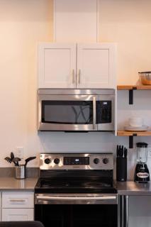 Modern Stylish Downtown Loft, By UofA + Foodie Hub - 3