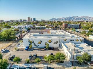 Modern Stylish Downtown Loft, By UofA + Foodie Hub - 1