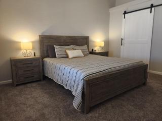 Paradise home with king bed & room for the family - 3