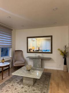 Charming Home Park View Family-Ready - 3