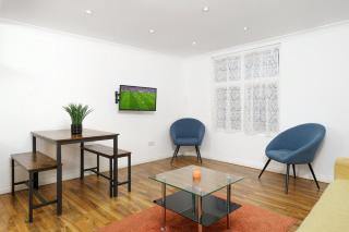Central Whitechapel 2 BR Apartment Private Garden Sleeps 6 - 7