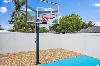 Poolside Paradise: Game room, Pickle ball & Pool - 9