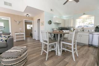 Texas Charm Cottage - 1 Block from the Lake & Hill Country Views - 8