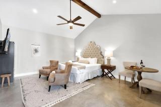 Schubert Inn Suite-B with Pool & Grill - Walk to Main - 1