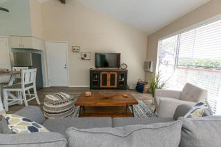 Texas Charm Cottage - 1 Block from the Lake & Hill Country Views - 6