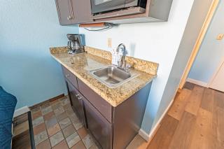 New Landmark Resort Oceanview Pools 5th Floor! - 1