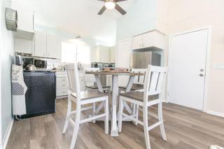 Texas Charm Cottage - 1 Block from the Lake & Hill Country Views - 4