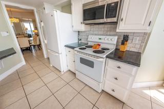 Resort-view condo w beach access & balcony - 5