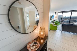 Resort-view condo w beach access & balcony - 1