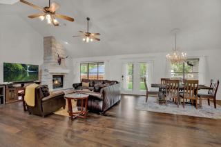 Luxury Haus - GREAT Backyard, Firepit, Bocce Ball! - 5