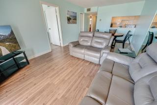 2BR Holiday Towers, Newly Remodeled, Balcony, Pool - 3