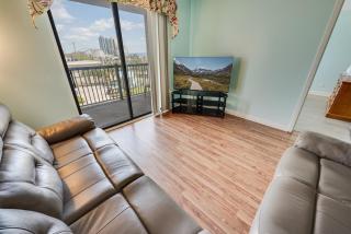 2BR Holiday Towers, Newly Remodeled, Balcony, Pool - 2