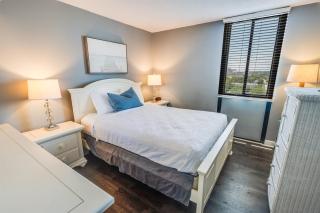 3BR Holiday Towers, Renovated, Balcony & Pool - 3