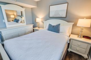 3BR Holiday Towers, Renovated, Balcony & Pool - 2