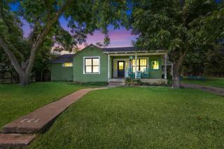 Clover Haus 2 Blks to Main St with Pool and Spa! - 9