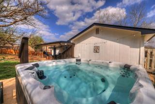 Bayer Guest Haus-Hot Tub and Fire Pit - Fredericksburg - 7