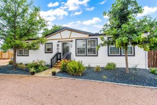 Poplar Place Mod with Hot Tub - 1 mi to Main Street - 9
