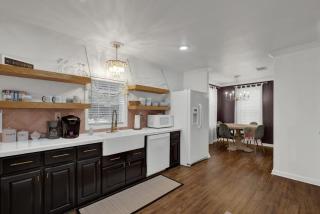 Poplar Place Mod with Hot Tub - 1 mi to Main Street - 1